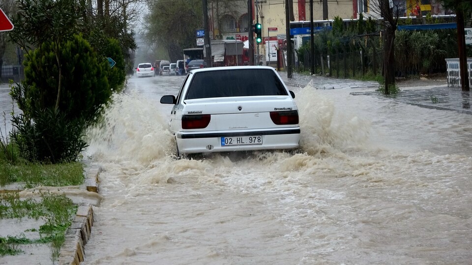 Şiddetli yağış taşkına neden oldu!