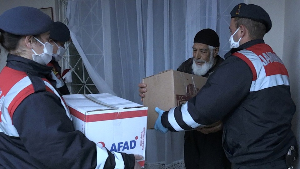 Yaşlı çiftin yardımına jandarma yetişti!