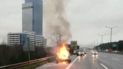 TEM Otoyolu'nda otomobil alev alev!