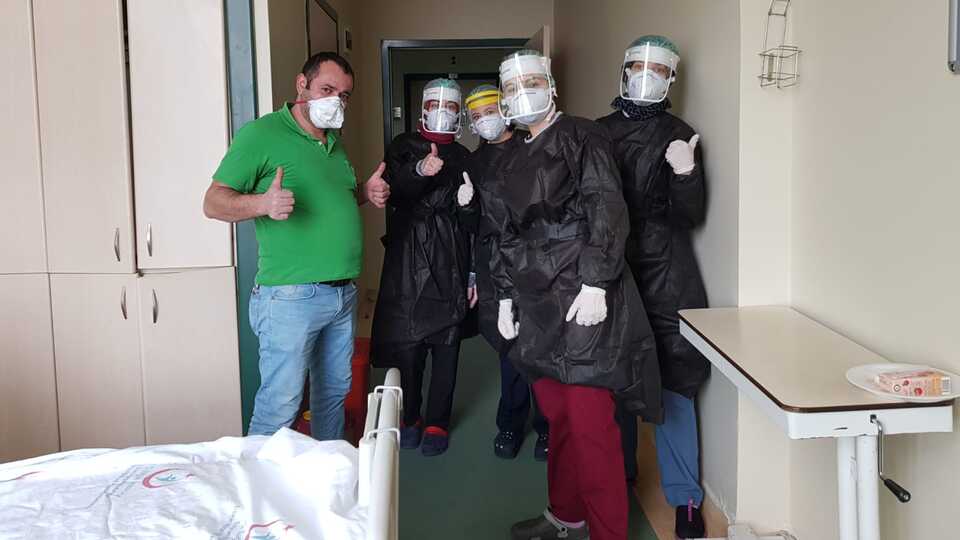 Korona tedavisi sonrası alkışlarla taburcu oldular!