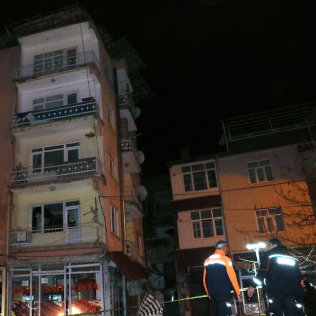 Elazığ'da 5 katlı binanın çatısı çöktü