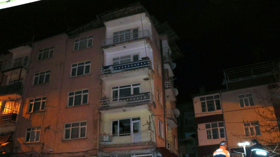 Elazığ'da 5 katlı binanın çatısı çöktü