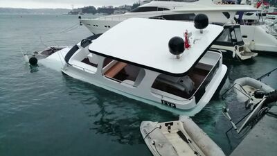 Lüks gezi teknesi fırtınaya dayanamadı