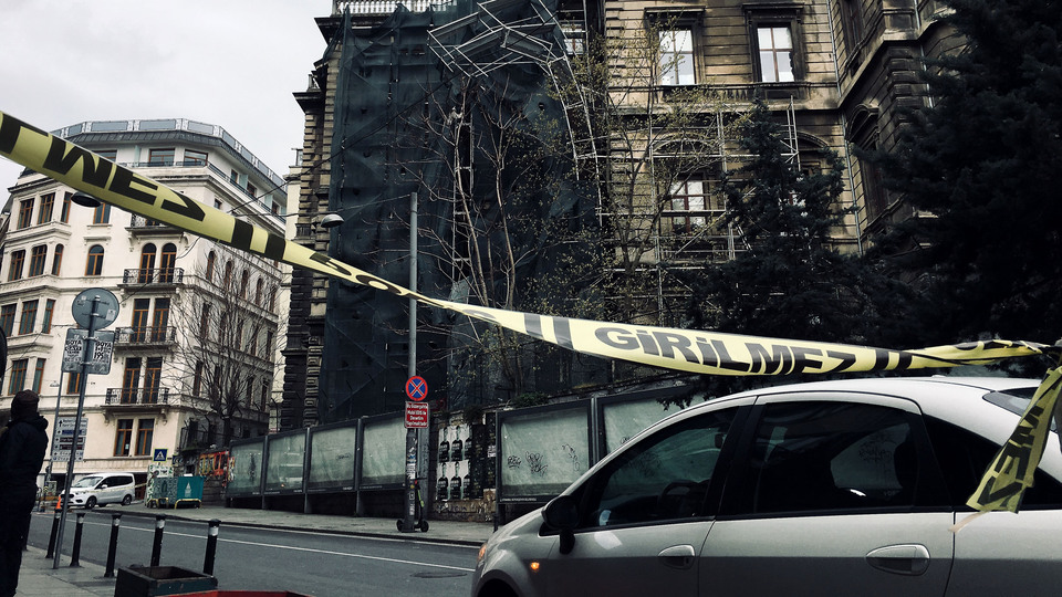 Okul inşaatında iskele çöktü!