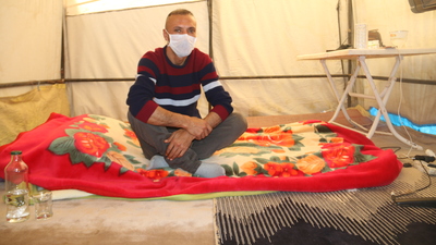 Ailesini korumak için çadırda kalıyor!