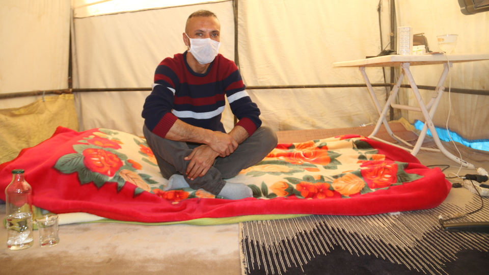 Ailesini korumak için çadırda kalıyor!