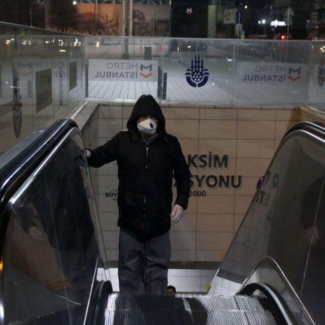 Metro seferleri 21.00'de durduruldu