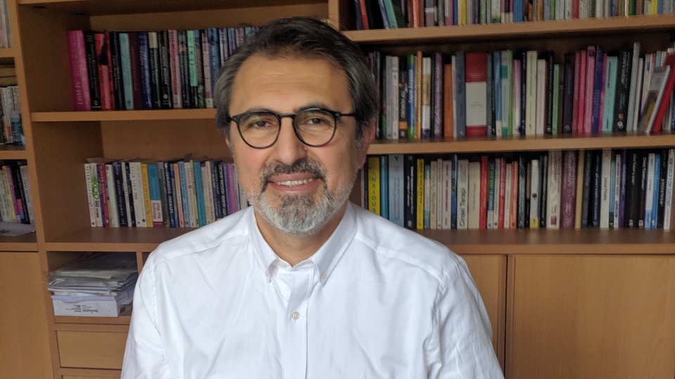 "Türk insanı yalnızlıktan çok ilişki yoğunluğundan muzdarip"