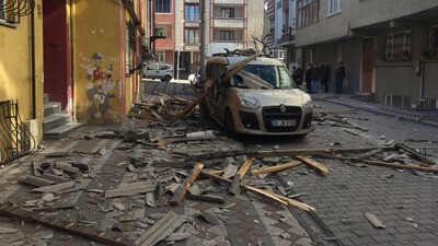 Fırtına çatıyı uçurdu, 4 araç ve bir ev zarar gördü!