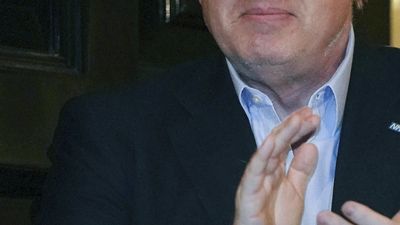 Yoğun bakımdaki Johnson'a oksijen desteği