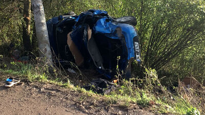 Elektrik direğine çarptı: 3 ölü!