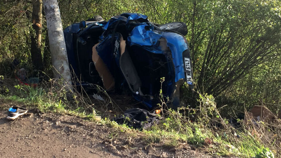 Elektrik direğine çarptı: 3 ölü!