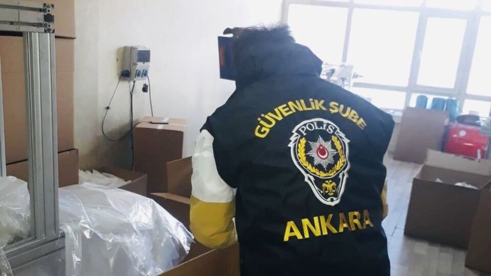 Ankara'da binlerce kaçak maske ele geçirildi