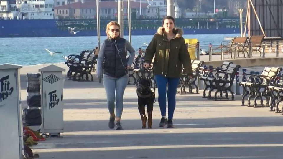 Uyarılara kulak asmadılar! Sahilde yürüdüler!