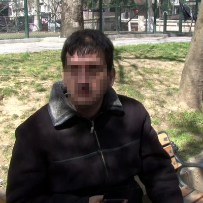 Parkta oturan genç 'pes' dedirtti