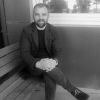 Aracında silahla vuruldu