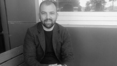 Aracında silahla vuruldu