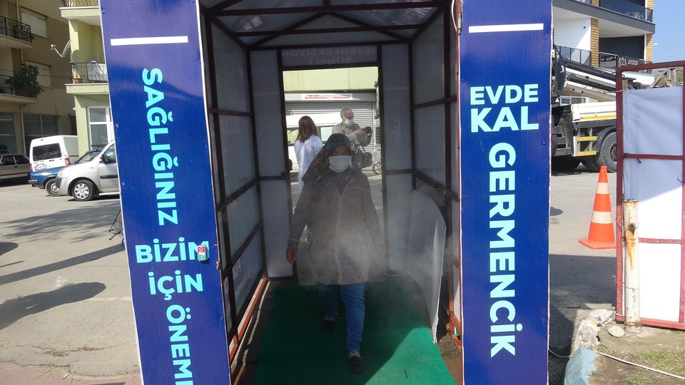 Pazara dezenfeksiyon tünelinden geçerek giriyorlar
