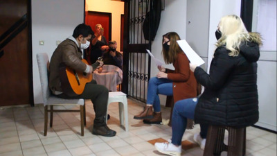 Yürekleri ısıttılar! Ayten teyzeye sürpriz konser!