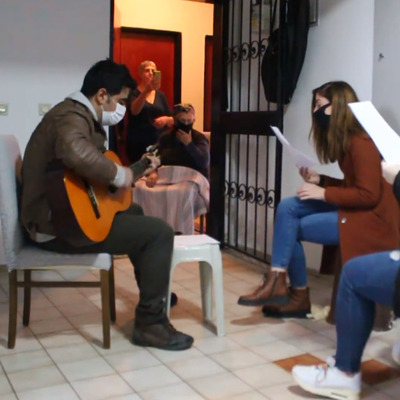 Yürekleri ısıttılar! Ayten teyzeye sürpriz konser!