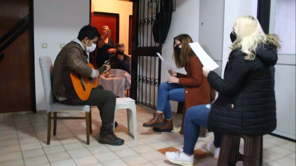 Yürekleri ısıttılar! Ayten teyzeye sürpriz konser!