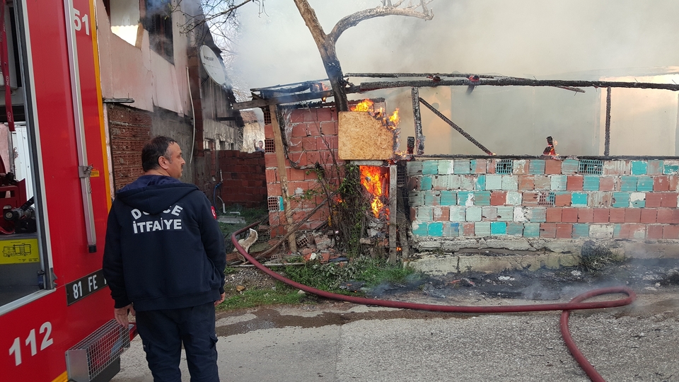 Baba ve oğlunu öldüren zanlının evi küle döndü!