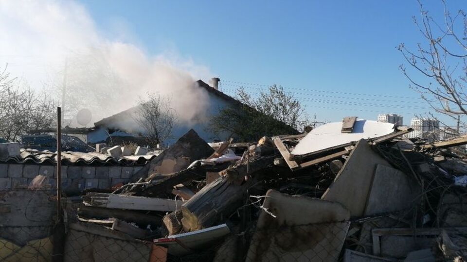 Çıkan yangın 5 kişilik aileyi evinden etti