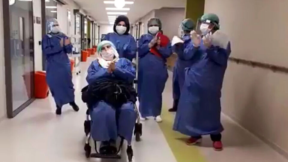 Elazığ'da Korona'yı yenen hastalar alkışlarla taburcu oldu