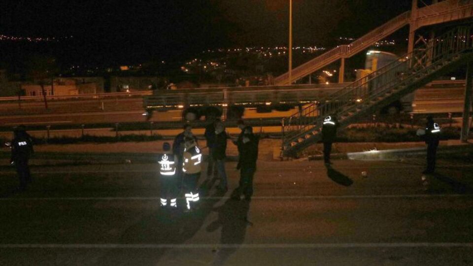 Feci kaza: 2 ölü! Düşen plakayı almak için dönünce yakalandı