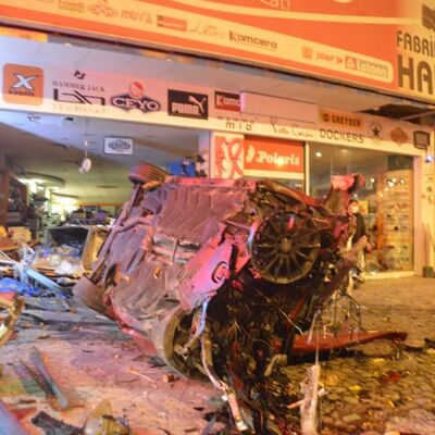 Yan yola geçti! Mağazaya girdi!