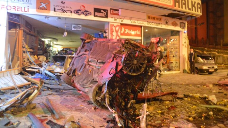 Yan yola geçti! Mağazaya girdi!