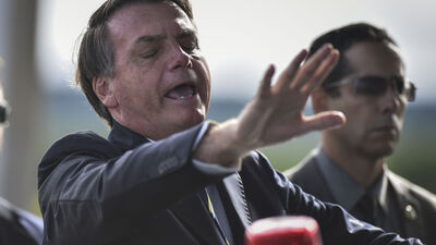 Salgına rağmen pastaneye giden Brezilya Devlet Başkanı Bolsonaro'ya protesto