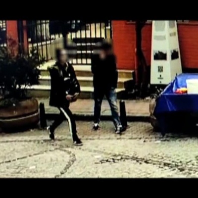 Çete, arkadaşlarını soyarken yakalandı