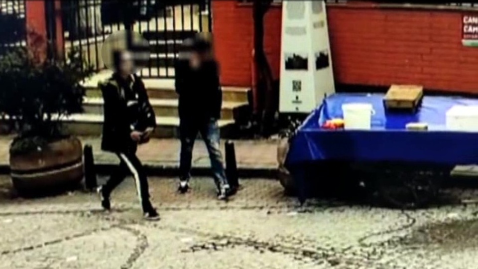 Çete, arkadaşlarını soyarken yakalandı