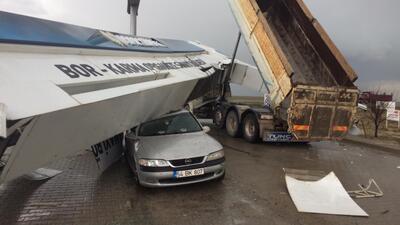 Açık kalan damper 2 tonluk tabelayı yıktı!