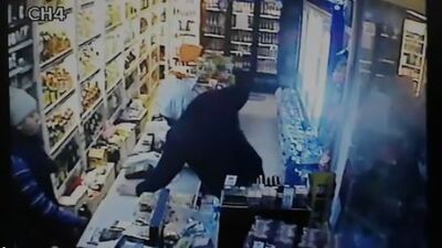 Dört saatte 3 iş yerini soydu!