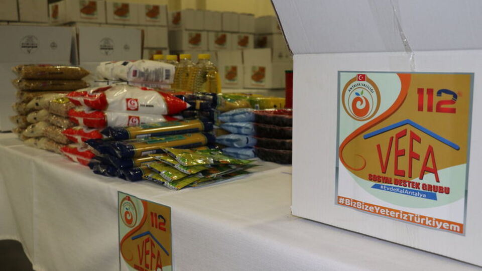 Yardım kolilerine konserve kıyma da giriyor!