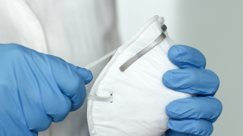 Sağlık çalışanlarına tulum bağışladı