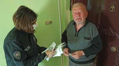 Polisi çağırıp, 4 bin 500 lira bağışladı