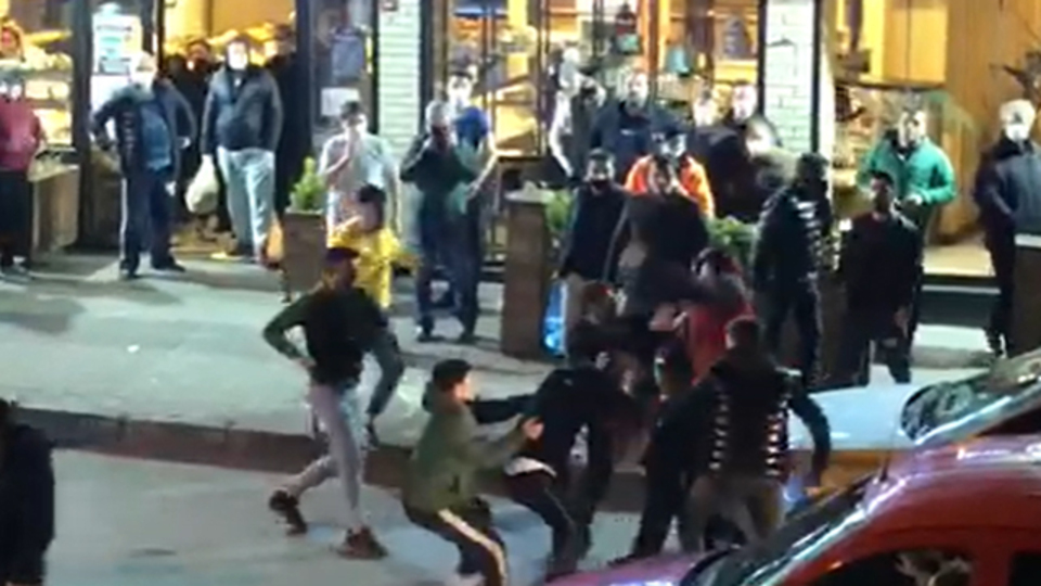 Ekmek kuyruğunda tekme tokat kavga