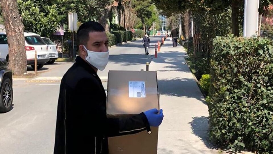 Arda Turan maske dağıttı