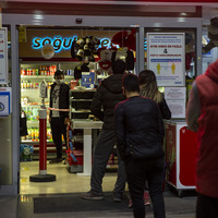 Paket paket sigara ve cips satıldı! Su ve kola rekor kırdı