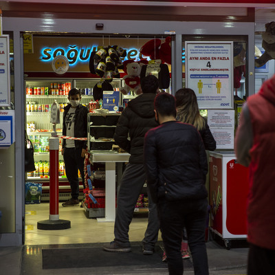 Paket paket sigara ve cips satıldı! Su ve kola rekor kırdı