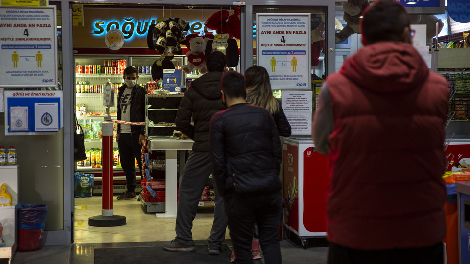 Paket paket sigara ve cips satıldı! Su ve kola rekor kırdı