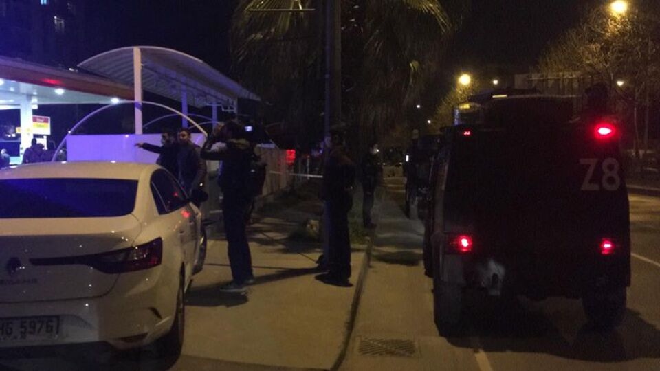 Beyoğlu'nda polise saldırı: 2 yaralı