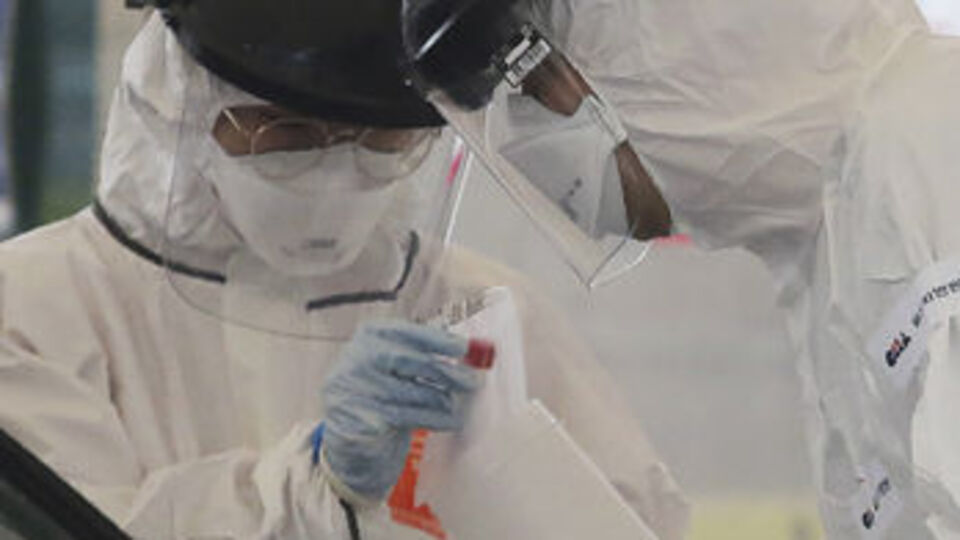 Cambridge Üniversitesi: Koronavirüs dünyaya yayılırken 3 kez mutasyona uğradı!