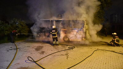 Park halindeki yolcu otobüsü alev alev yandı