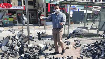 Aç kalan güvercinleri emniyet müdürü besledi