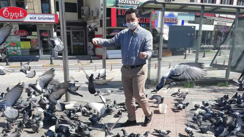 Aç kalan güvercinleri emniyet müdürü besledi