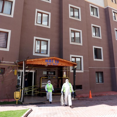 Karantinaya alınan 14 katlı binada çarpıcı detay!